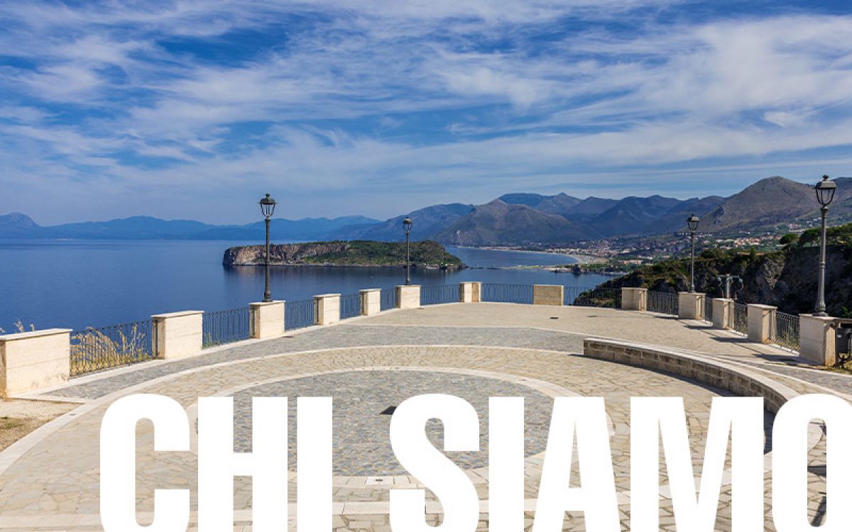 vista panoramica dell'isola di dino in calabria con scritta "chi siamo"