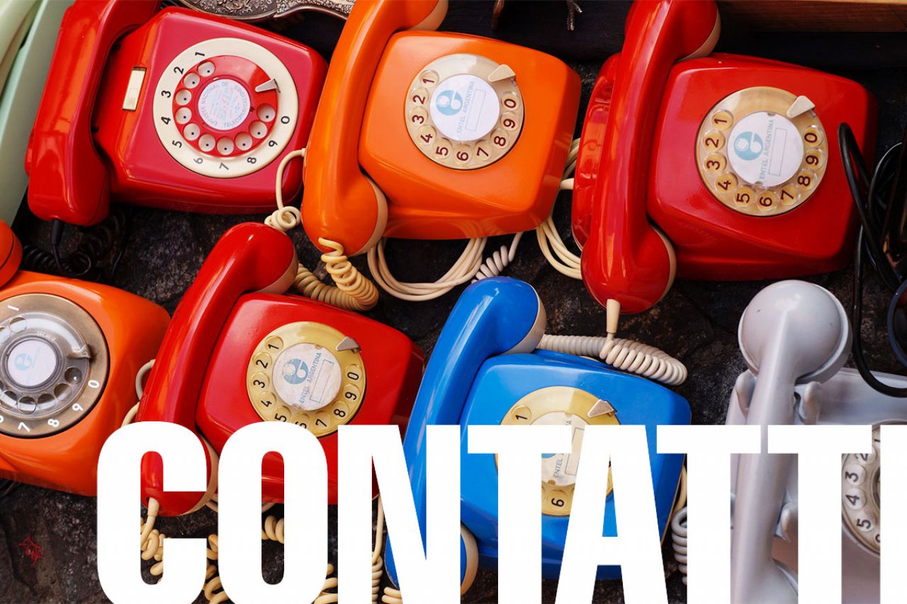 telefoni vintage colorati con scritta "contatti"