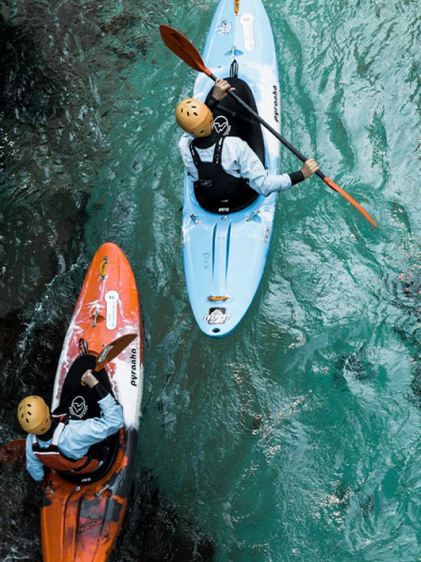 due persone fanno rafting su acque cristalline