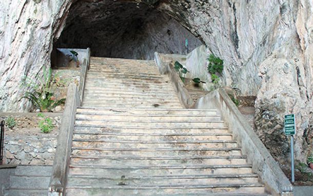 scalinata santuario madonna della grotta