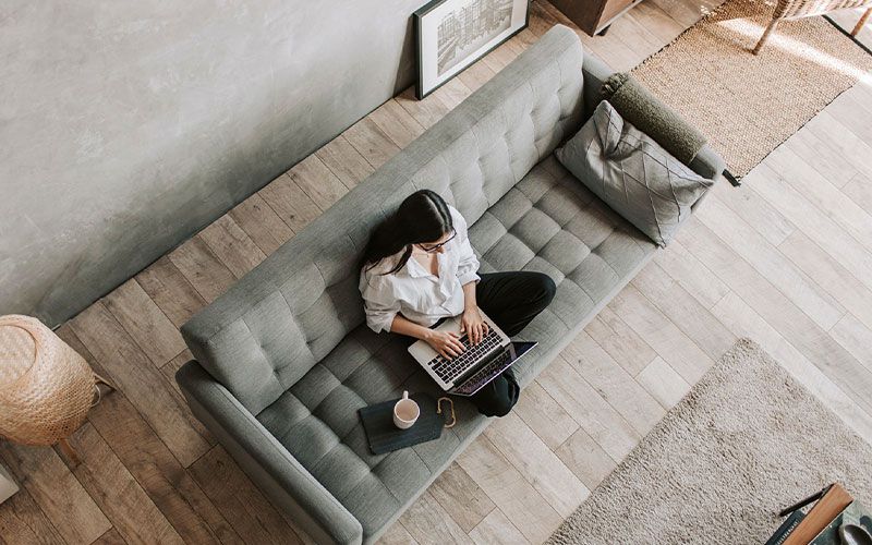 ragazza sul divano che lavora al pc foto di vlada dal sito pexels