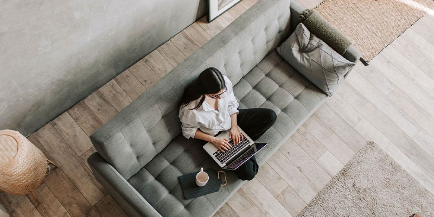ragazza sul divano che lavora al pc foto di vlada dal sito pexels